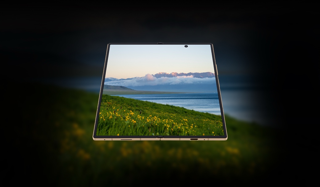 Galaxy Z Fold7在折叠状态下被横握，以掌上游戏机形式呈现。游戏正在运行，强大的处理器可优化Vulkan和光线追踪技术，带来沉浸式的游戏体验。随后，游戏画面切换到设备内部的处理器结构与主板布局画面。